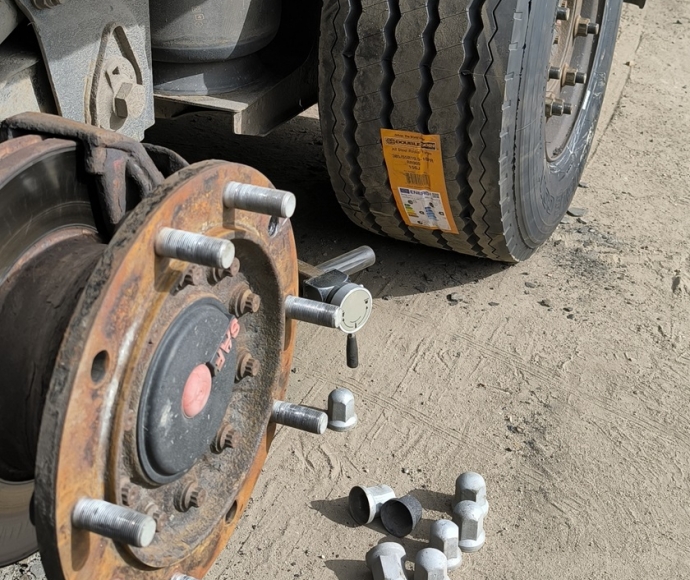 Замена шпилек ступицы грузового колеса